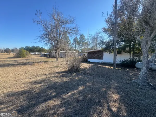 a view of a yard with a house