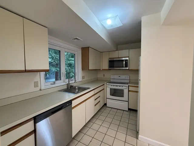 $4,300 | 10 Rollins Court, Unit 10, Cambridge, MA 02139