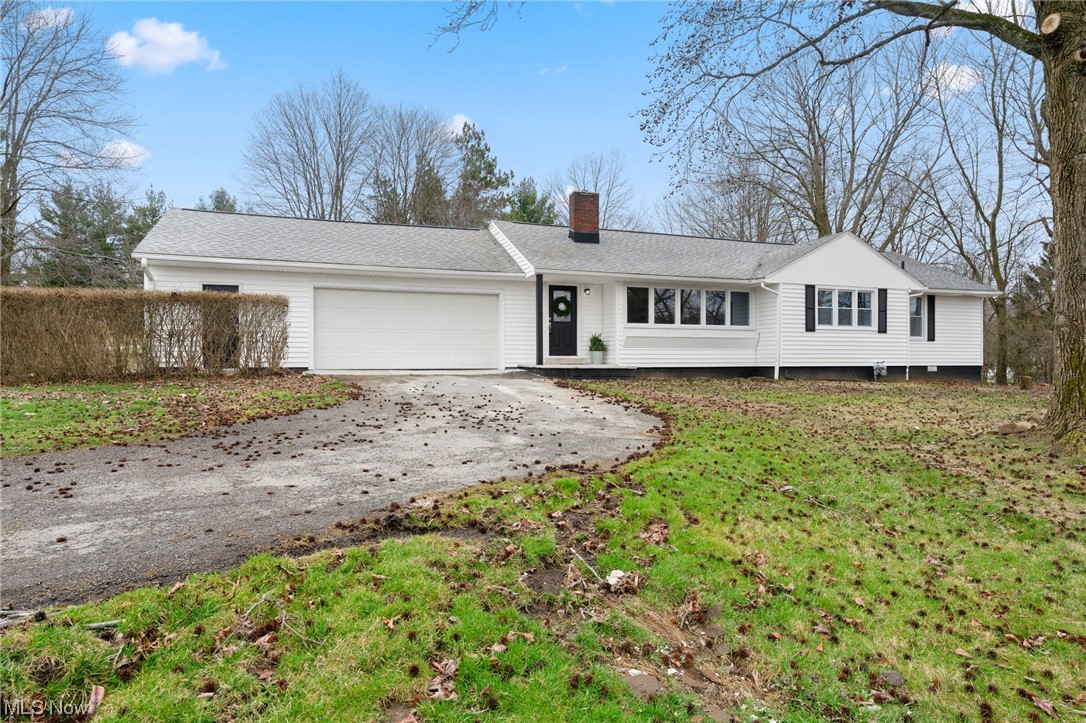 1707 Brookfield Road Hubbard, OH 44425 - Photo 2 of 30 Ranch-style house with a garage