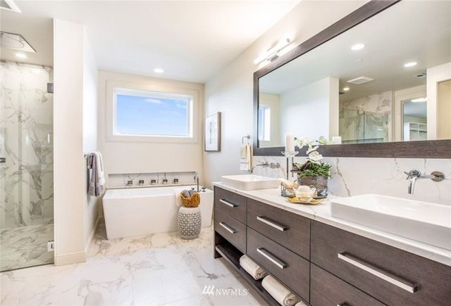 $5,588,800 | 4039 95th Avenue Northeast, Yarrow Point, WA 98004