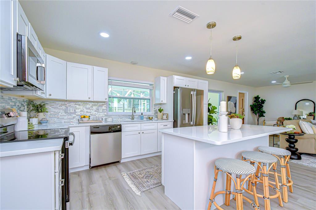 2167 Lakeview Road Clearwater, FL 33764 - Photo 8 of 31