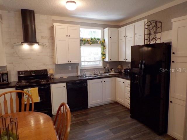 101 Tomahawk Road Hawthorne, FL 32640 - Photo 7 of 25 a kitchen with granite countertop a refrigerator stove top oven and sink