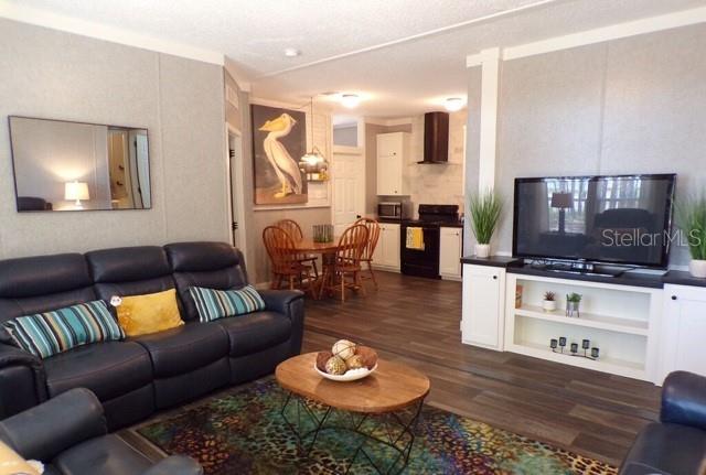 101 Tomahawk Road Hawthorne, FL 32640 - Photo 10 of 25 a living room with furniture and a flat screen tv