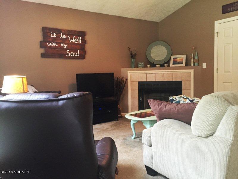 5828 County Line Road New Bern, NC 28562 - Photo 12 of 20 5828 County Line2-LARGE LIVING ROOM (2)