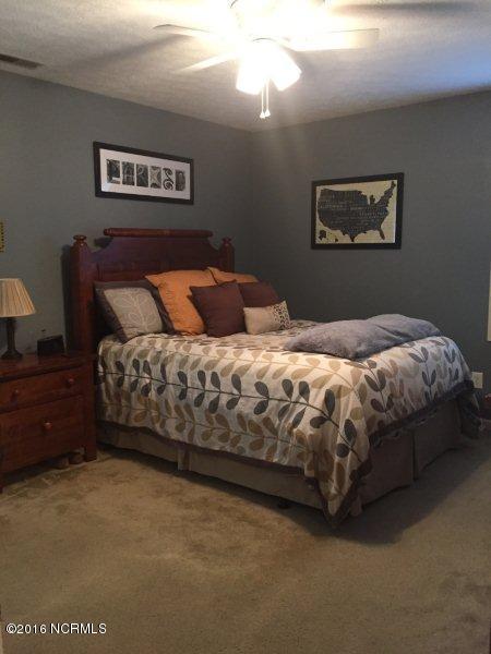 5828 County Line Road New Bern, NC 28562 - Photo 8 of 20 5828 County Line16-LARGE MASTER BEDROOM