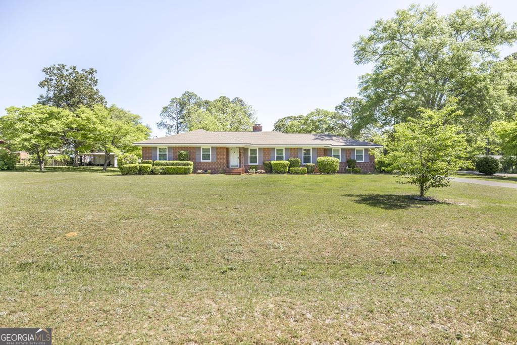129 South 7th Street Cochran, GA 31014 - Photo 2 of 54 A well maintained home offering both space and functionality.