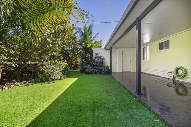 a view of back yard of the house