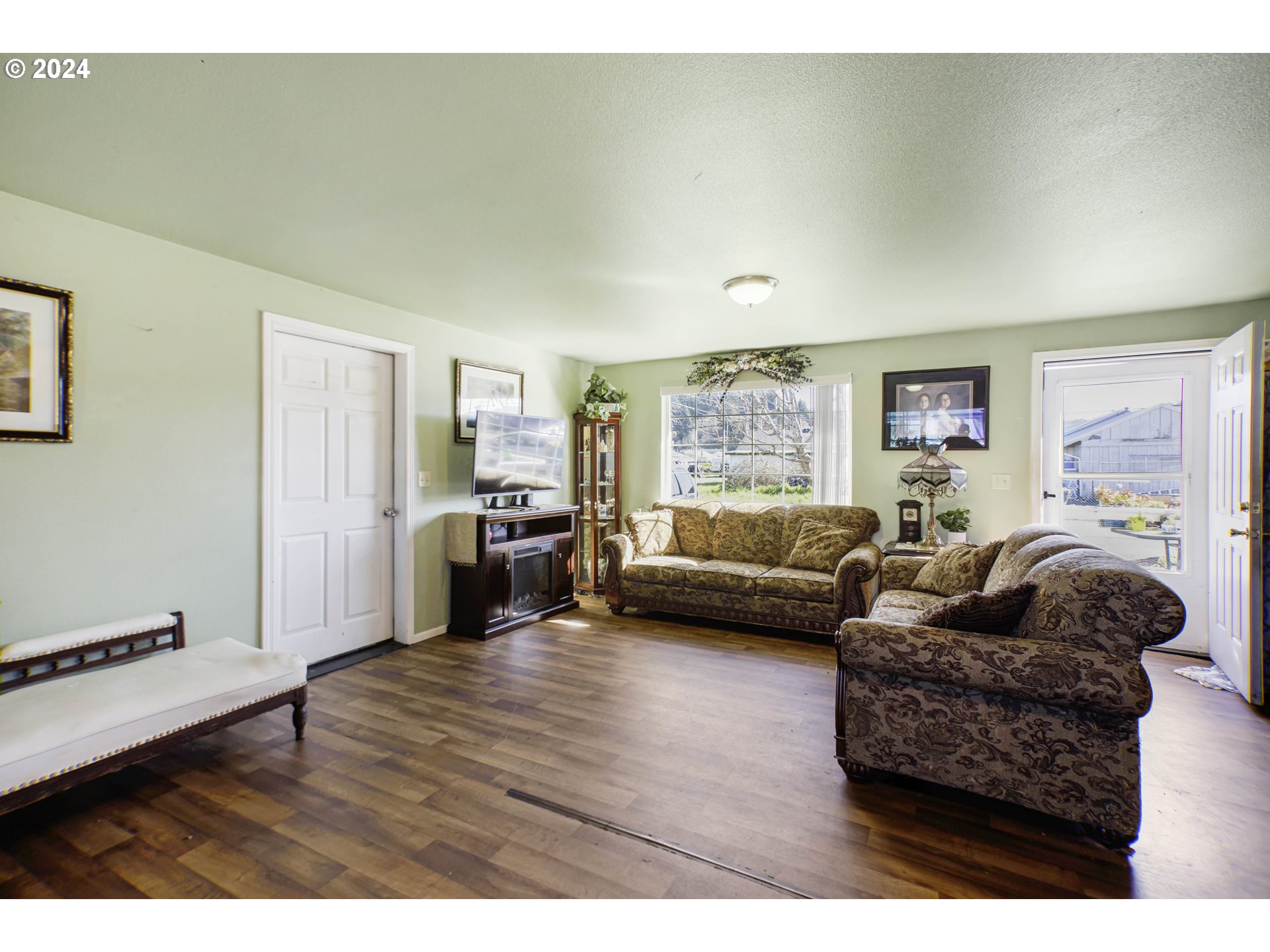 801 Myrtle Avenue Reedsport, OR 97467 - Photo 3 of 32 Living Room