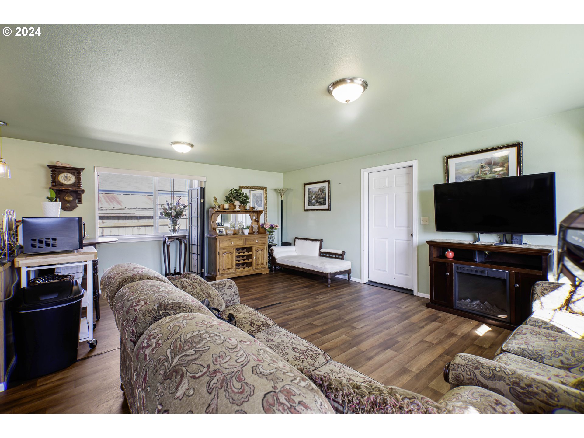 801 Myrtle Avenue Reedsport, OR 97467 - Photo 4 of 32 Living Room