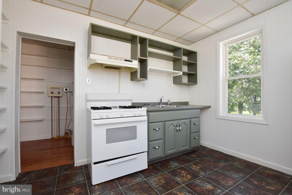 265 Hooker Street Riverside, NJ 08075 - Photo 9 of 29 Upstairs Unit Kitchen