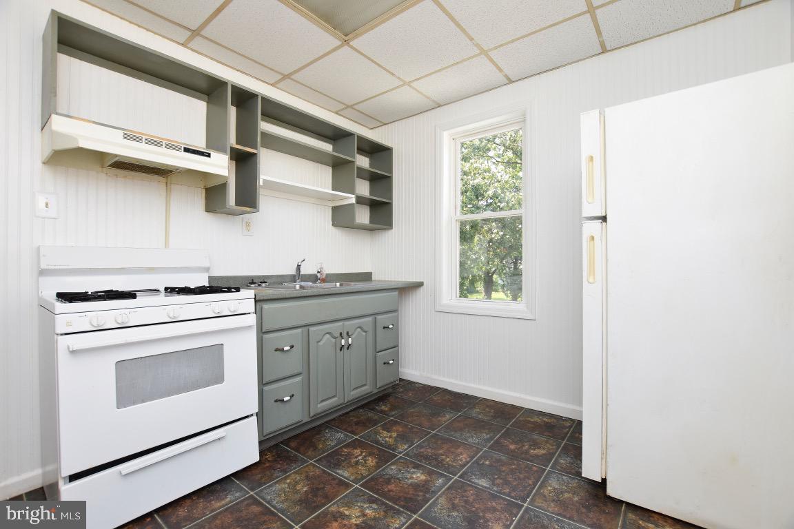 265 Hooker Street Riverside, NJ 08075 - Photo 10 of 29 Upstairs Unit Kitchen