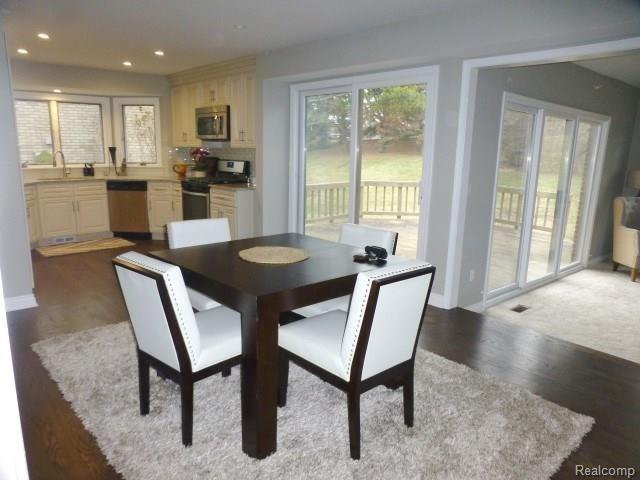 564 Rolling Green Circle Rochester Hills, MI 48309 - Photo 8 of 24