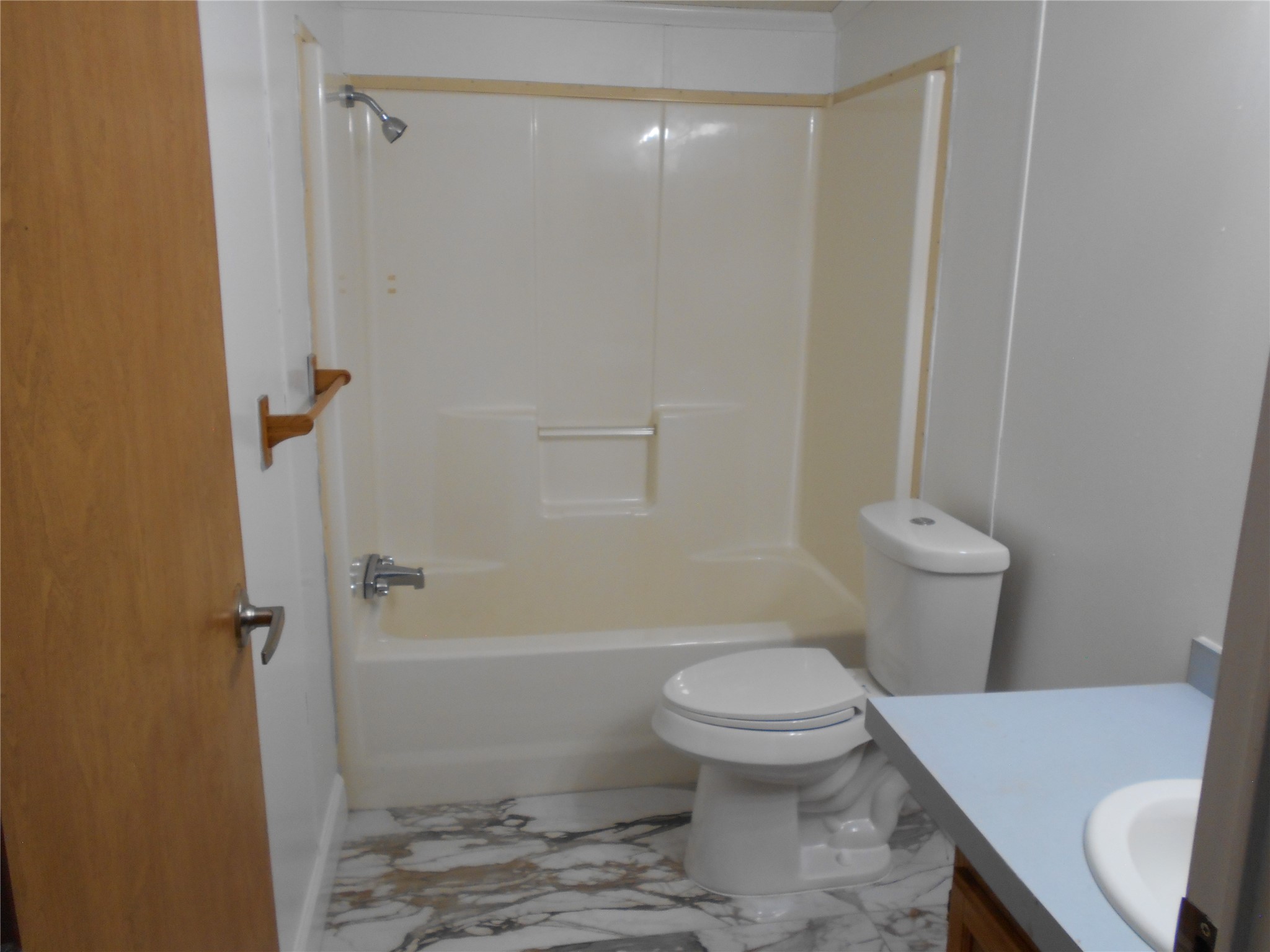 8001 Burleson Manor Road Manor, TX 78653 - Photo 12 of 31 Functional bathroom with tub/shower combo and patterned flooring.
