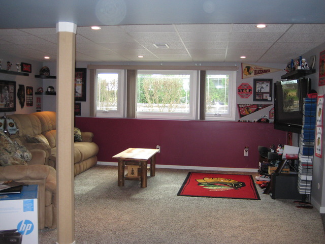 137 South Anderson Road New Lenox, IL 60451 - Photo 17 of 24 a living room with furniture gym equipment and a rug