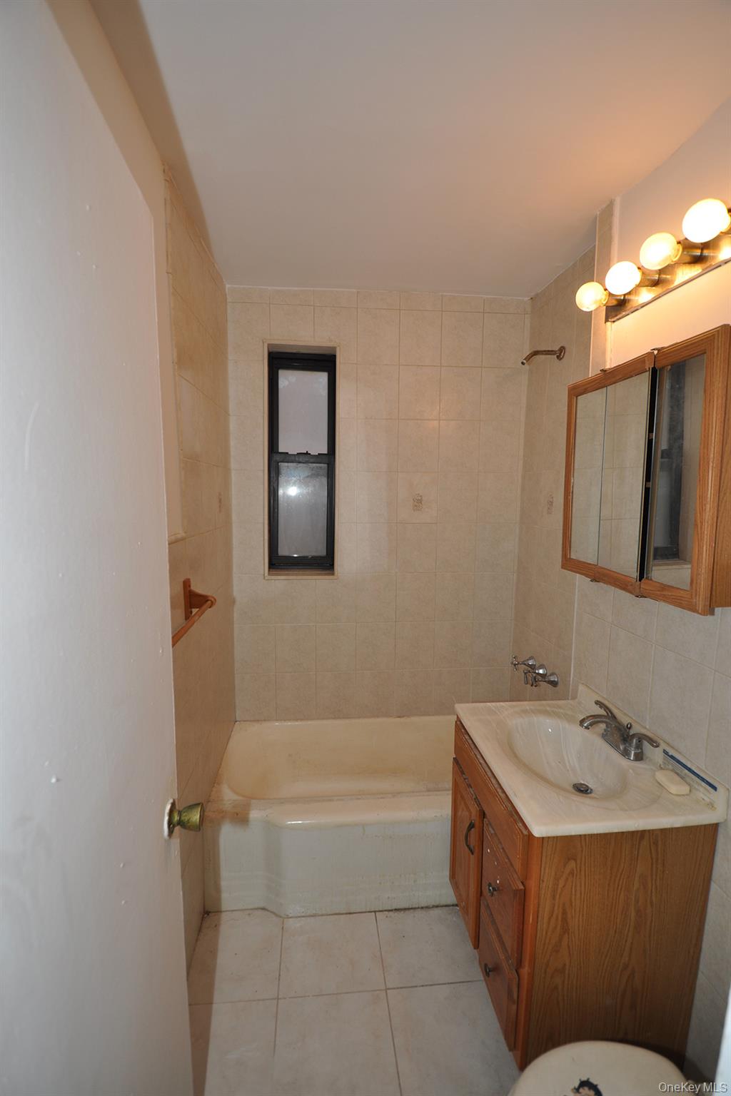 142 Garth Road, Unit 1R Scarsdale, NY 10583 - Photo 12 of 12 a bathroom with a tub sink and mirror