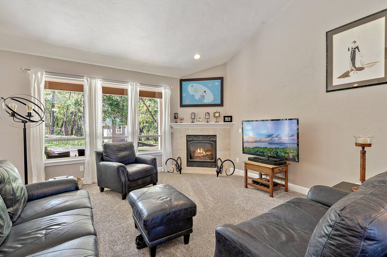 315 Summit Loop Grants Pass, OR 97527 - Photo 14 of 48 Huge Great Room with picture windows!