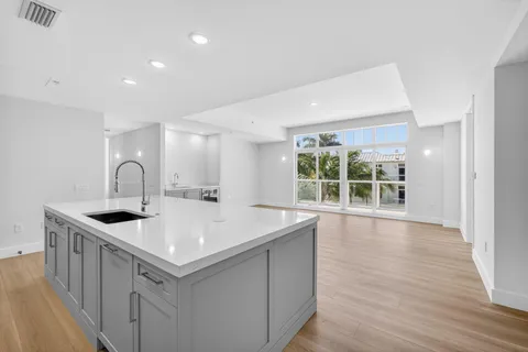 $1,250,000 | 182 Lake Drive, Unit 5301, Palm Beach Shores, FL 33404
