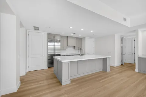 $1,250,000 | 182 Lake Drive, Unit 5301, Palm Beach Shores, FL 33404