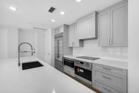 $1,250,000 | 182 Lake Drive, Unit 5301, Palm Beach Shores, FL 33404