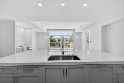$1,250,000 | 182 Lake Drive, Unit 5301, Palm Beach Shores, FL 33404