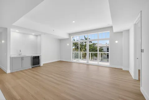 $1,250,000 | 182 Lake Drive, Unit 5301, Palm Beach Shores, FL 33404
