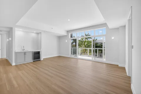 $1,250,000 | 182 Lake Drive, Unit 5301, Palm Beach Shores, FL 33404