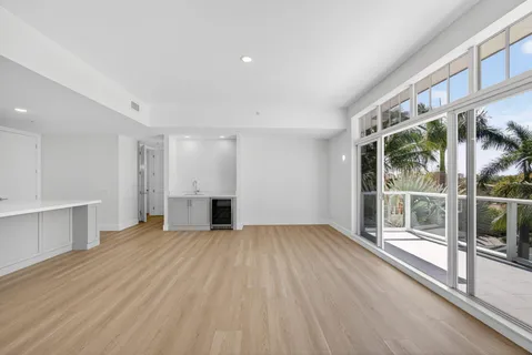 $1,250,000 | 182 Lake Drive, Unit 5301, Palm Beach Shores, FL 33404