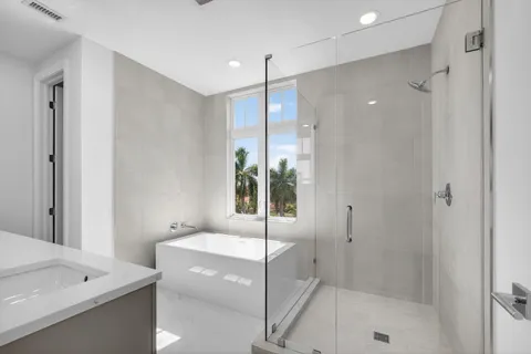 $1,250,000 | 182 Lake Drive, Unit 5301, Palm Beach Shores, FL 33404