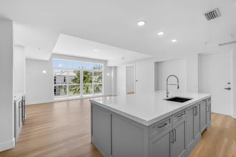 $1,250,000 | 182 Lake Drive, Unit 5301, Palm Beach Shores, FL 33404