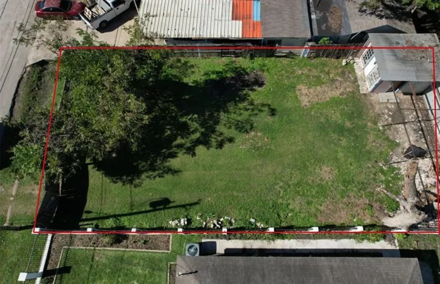 an aerial view of a yard