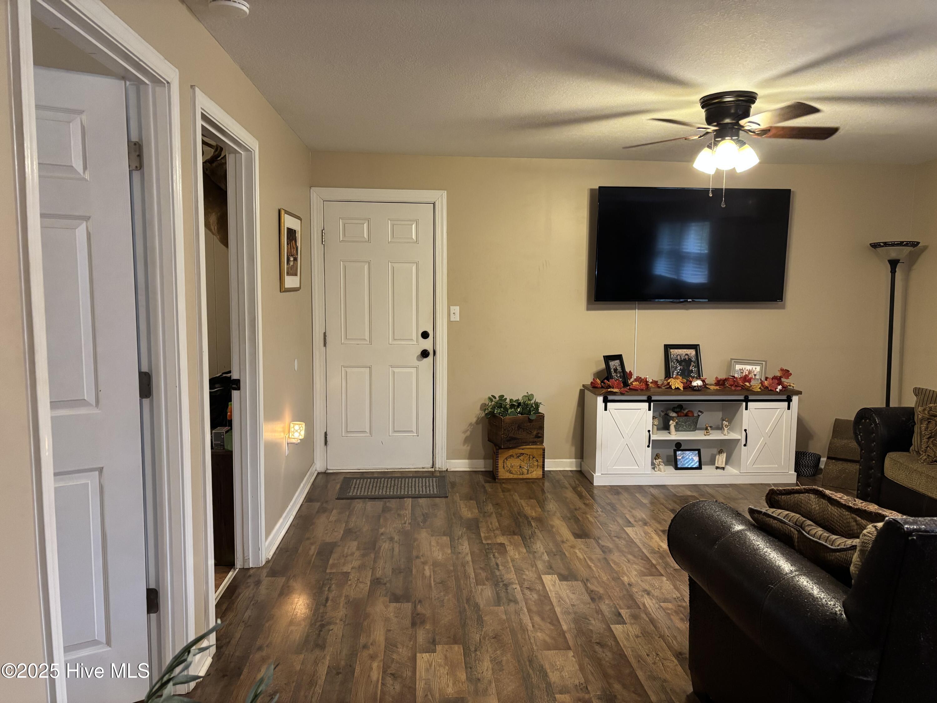 390 Phillips Hill Road Conway, NC 27820 - Photo 11 of 44 Living Room
