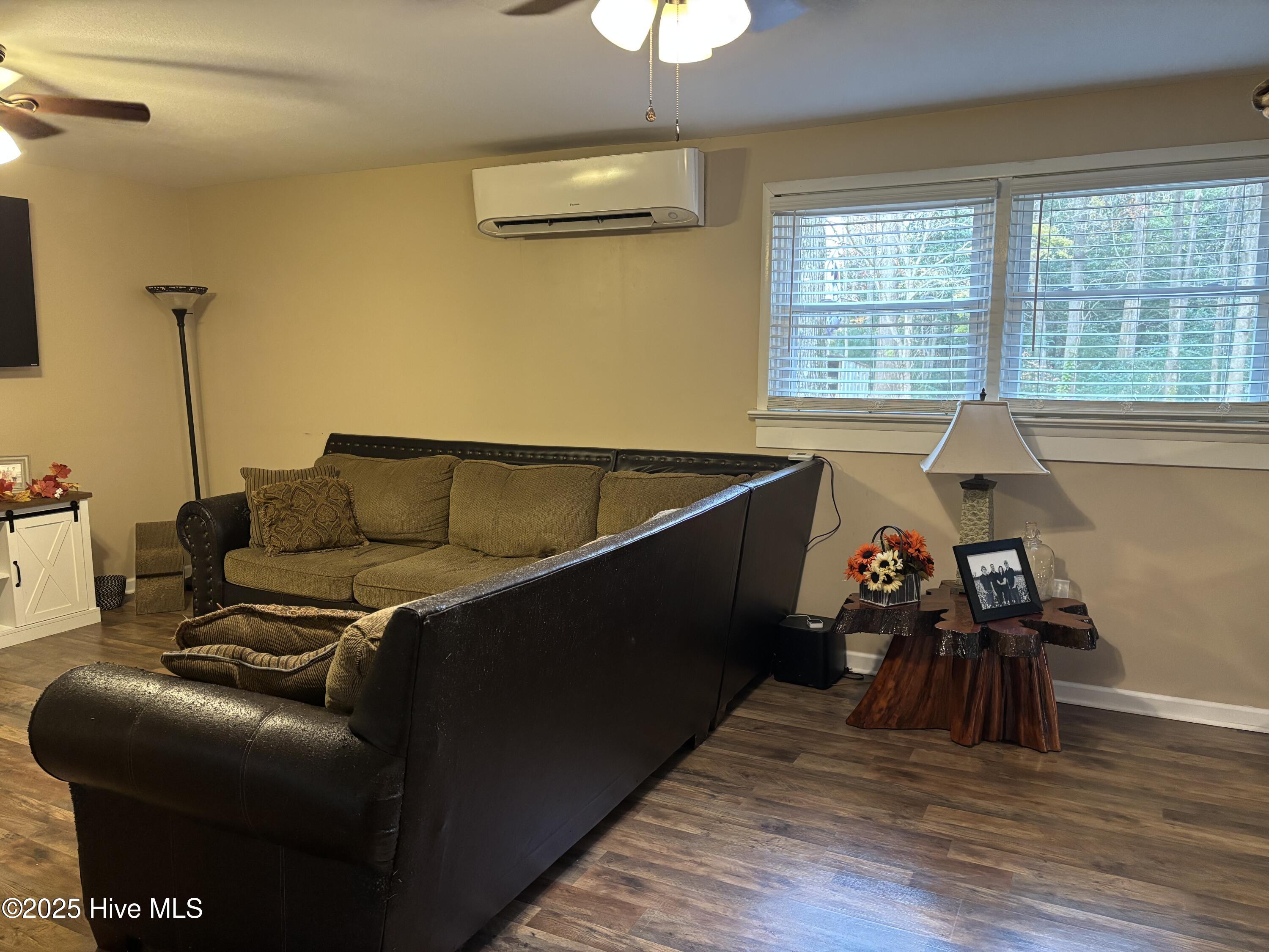 390 Phillips Hill Road Conway, NC 27820 - Photo 12 of 44 Living Room