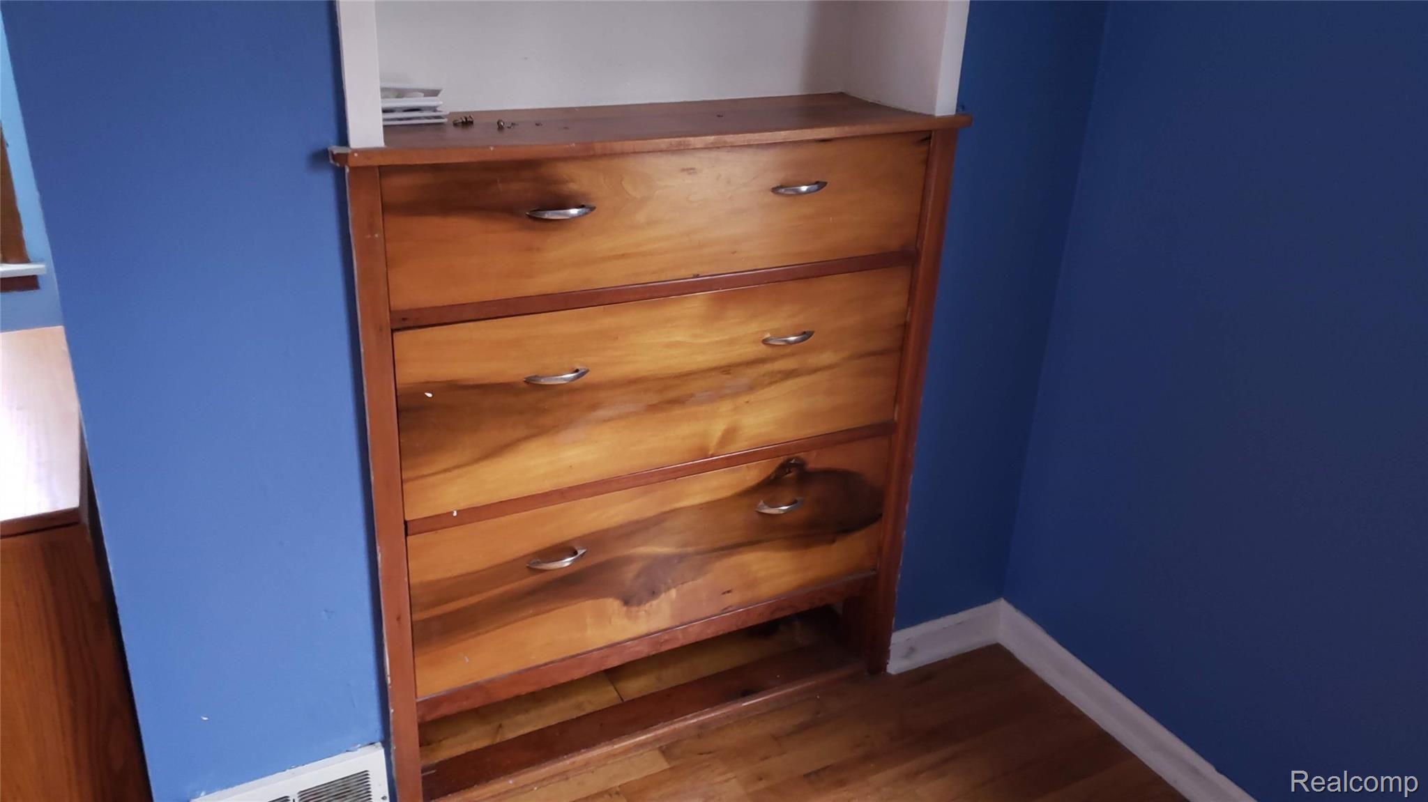 326 Dover Road Waterford, MI 48328 - Photo 44 of 48 Built in drawers