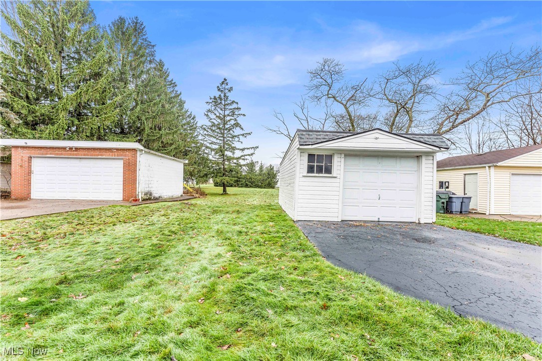 1214 Lander Road Cleveland, OH 44124 - Photo 4 of 19