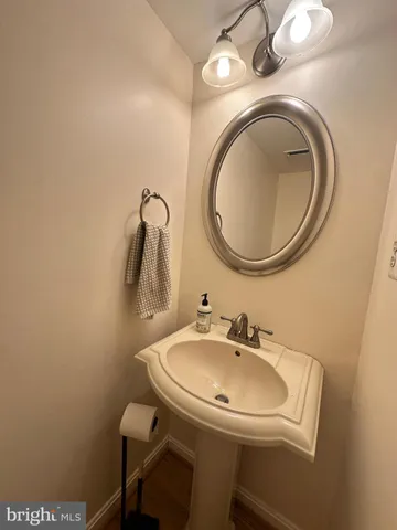 $2,900 | 2504 South Walter Reed Drive, Unit 2, Arlington, VA 22206