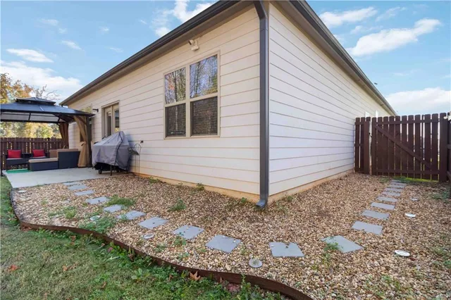 a view of a house with backyard