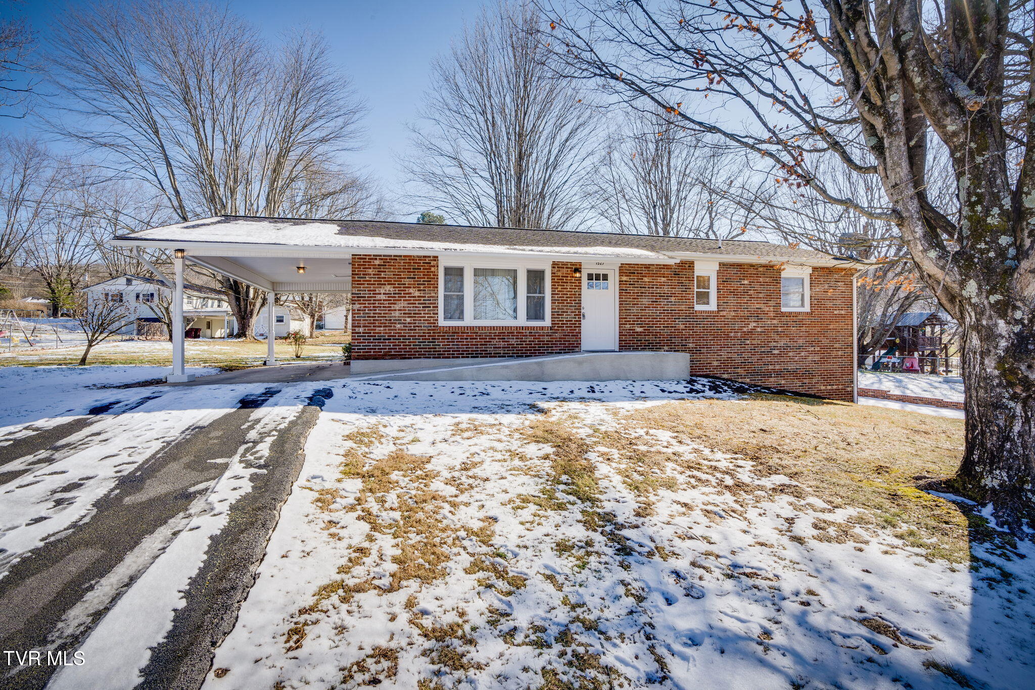 1527 Sun Valley Road Johnson City, TN 37604 - Photo 1 of 36 001