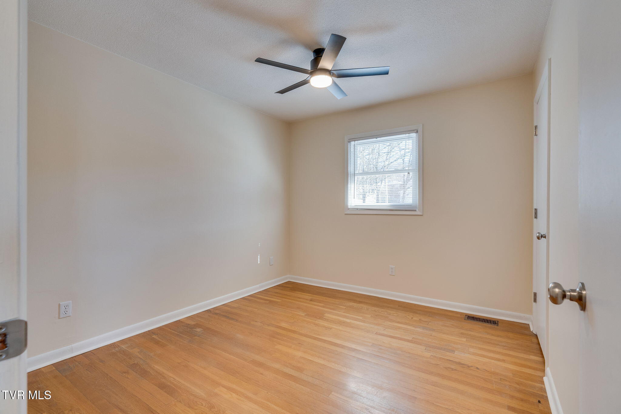 1527 Sun Valley Road Johnson City, TN 37604 - Photo 18 of 36 019
