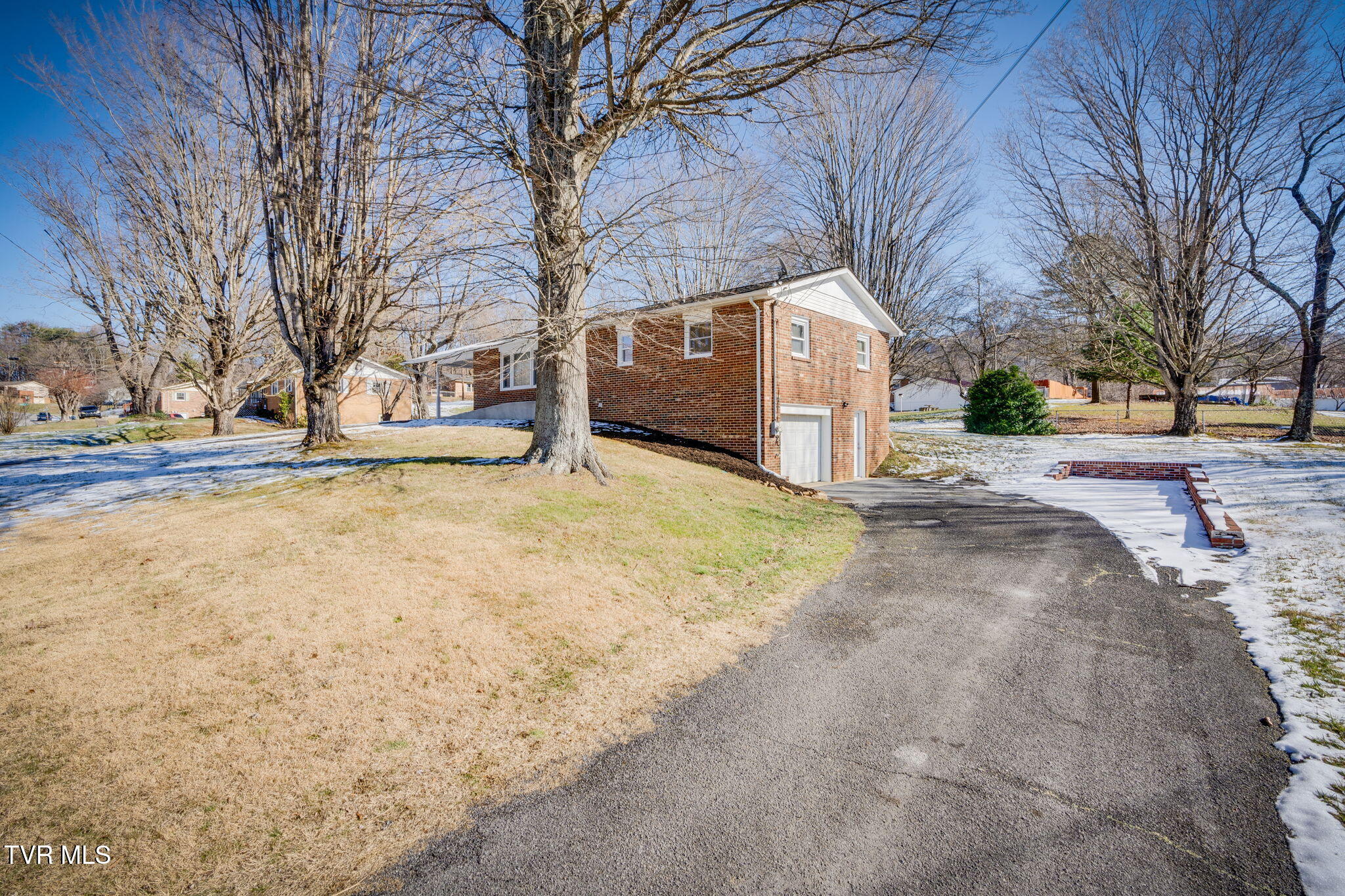 1527 Sun Valley Road Johnson City, TN 37604 - Photo 2 of 36 003