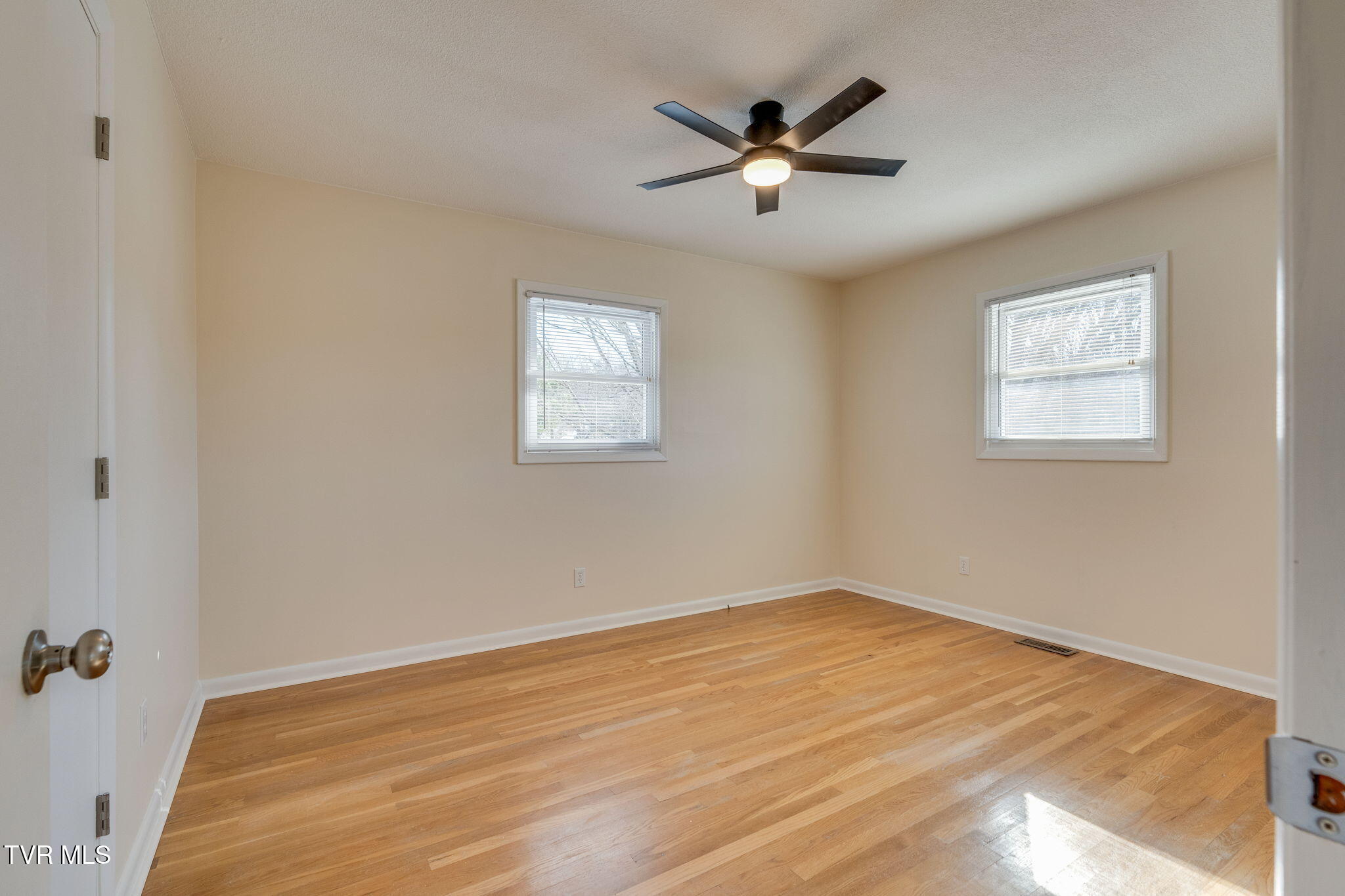 1527 Sun Valley Road Johnson City, TN 37604 - Photo 10 of 36 011