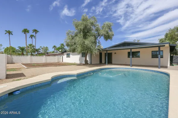 a view of a backyard