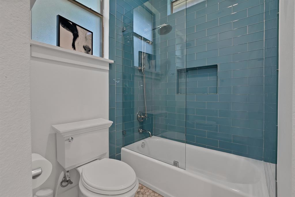 1501 Burleson Retta Road Burleson, TX 76028 - Photo 31 of 40 a bathroom with a toilet and a bathtub