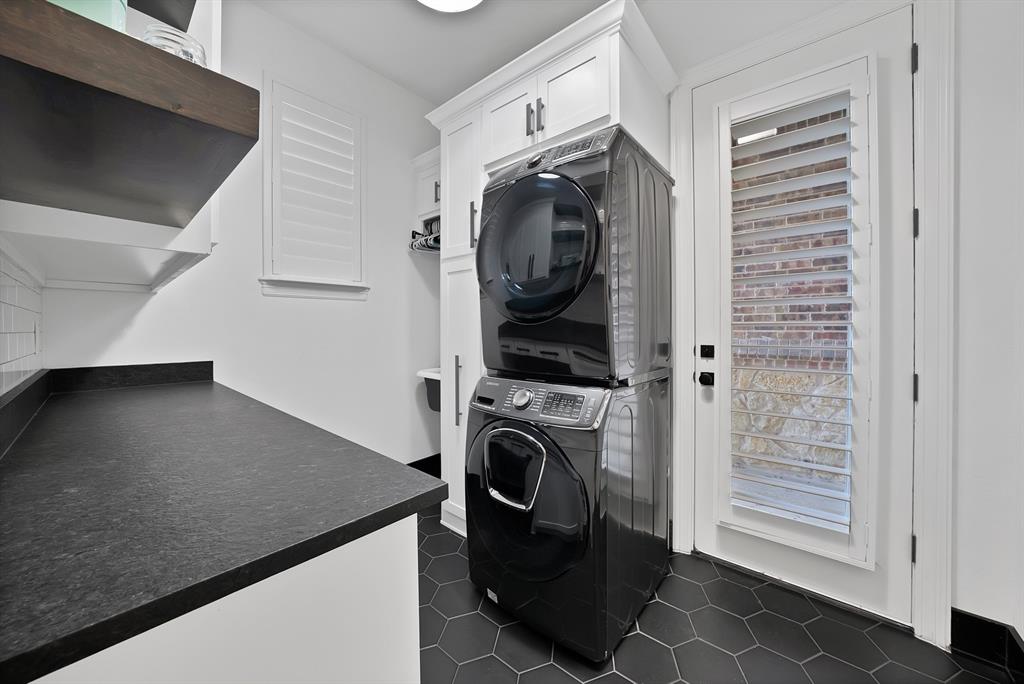 1501 Burleson Retta Road Burleson, TX 76028 - Photo 36 of 40 a utility room with dryer and washer