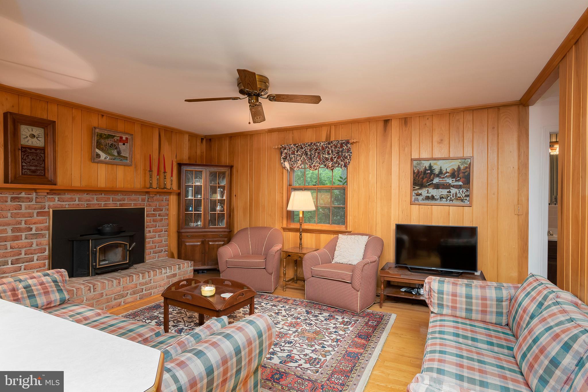 1628 Winchester Road Annapolis, MD 21409 - Photo 7 of 37 Cozy Family Room w/hardwood flooring
