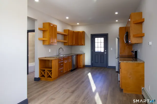 $2,350 | 133 North Street, Unit 2, Seymour, CT 06483