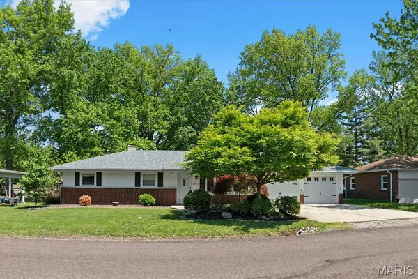 $220,000 | 2413 West Lake Drive, Highland, IL 62249