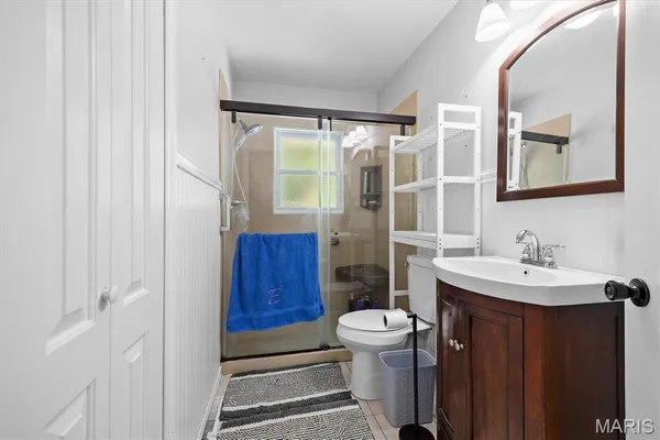 $220,000 | 2413 West Lake Drive, Highland, IL 62249