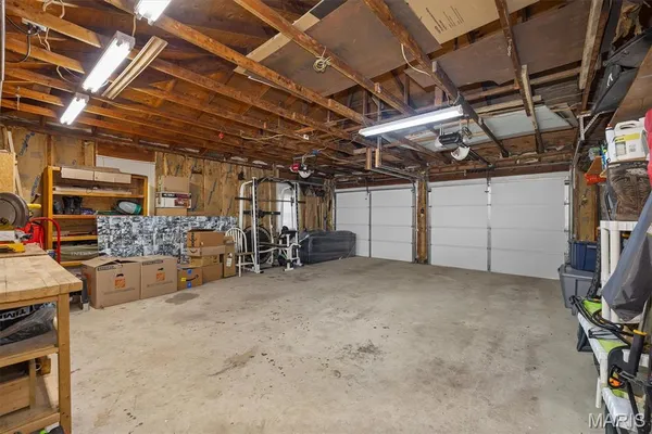 $220,000 | 2413 West Lake Drive, Highland, IL 62249