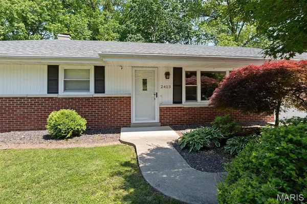 $220,000 | 2413 West Lake Drive, Highland, IL 62249