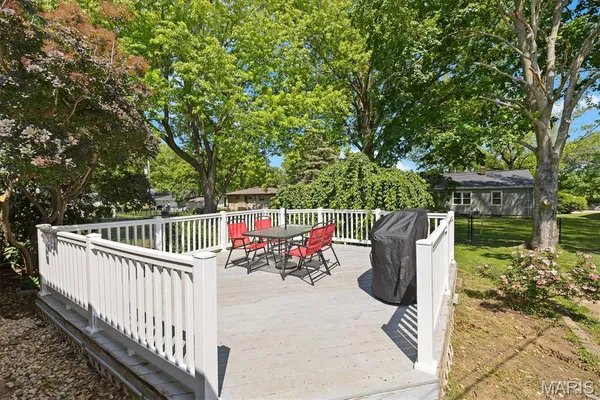 $220,000 | 2413 West Lake Drive, Highland, IL 62249